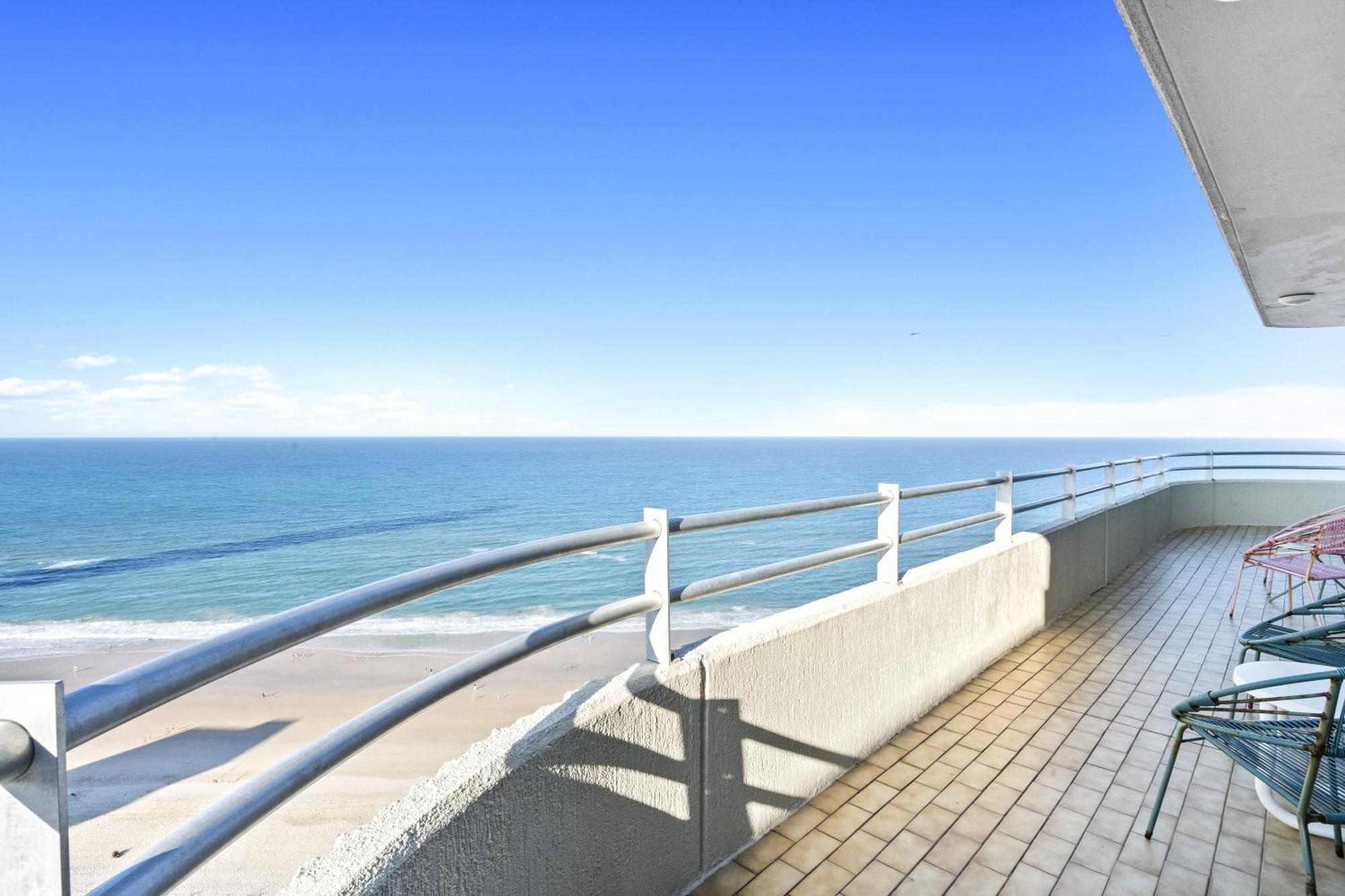 Step Back In Time In Retro Chic 3 Bedroom Penthouse At Zenith - Q