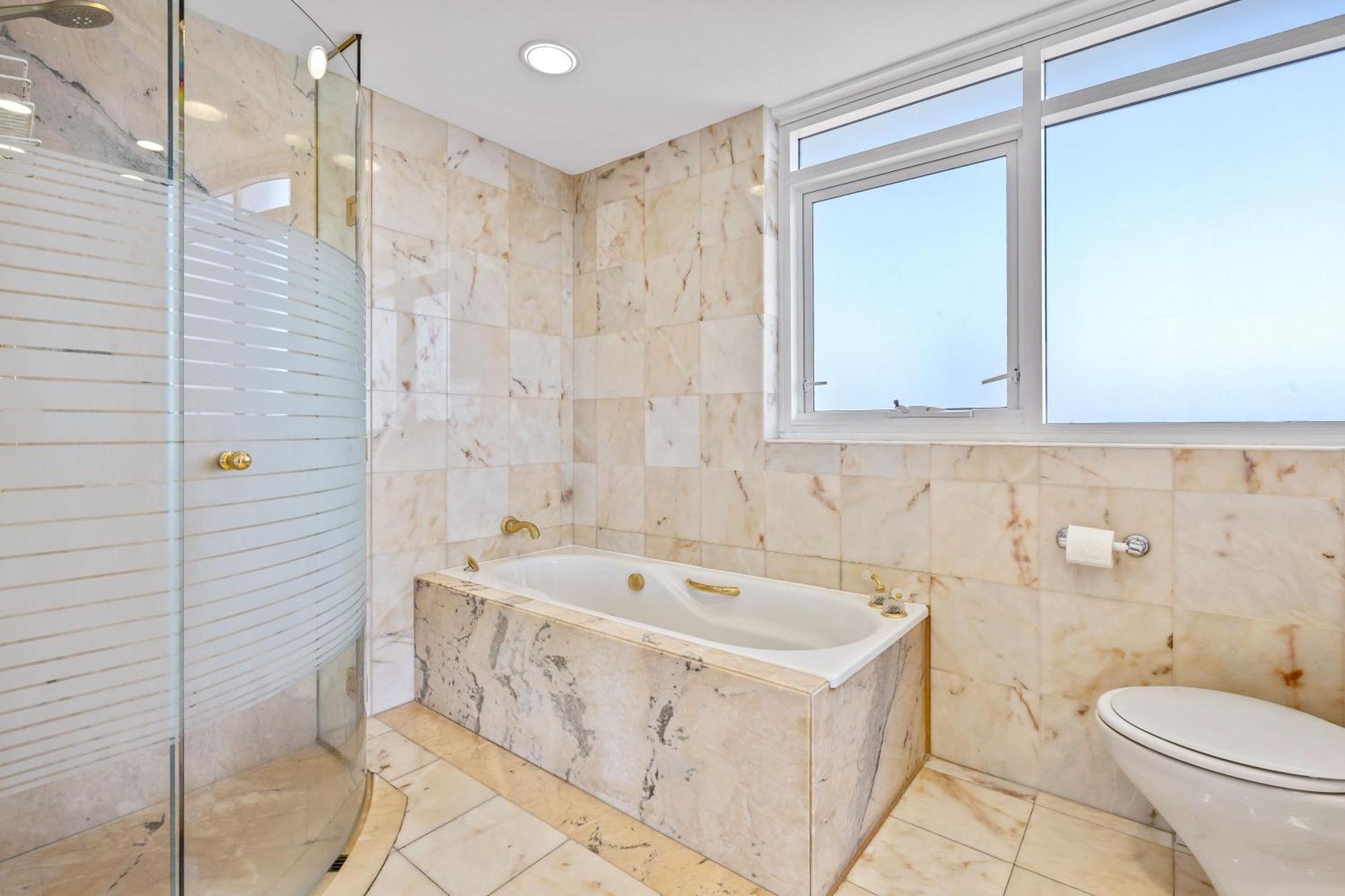 Step Back In Time In Retro Chic 3 Bedroom Penthouse At Zenith - Q Apartment *
