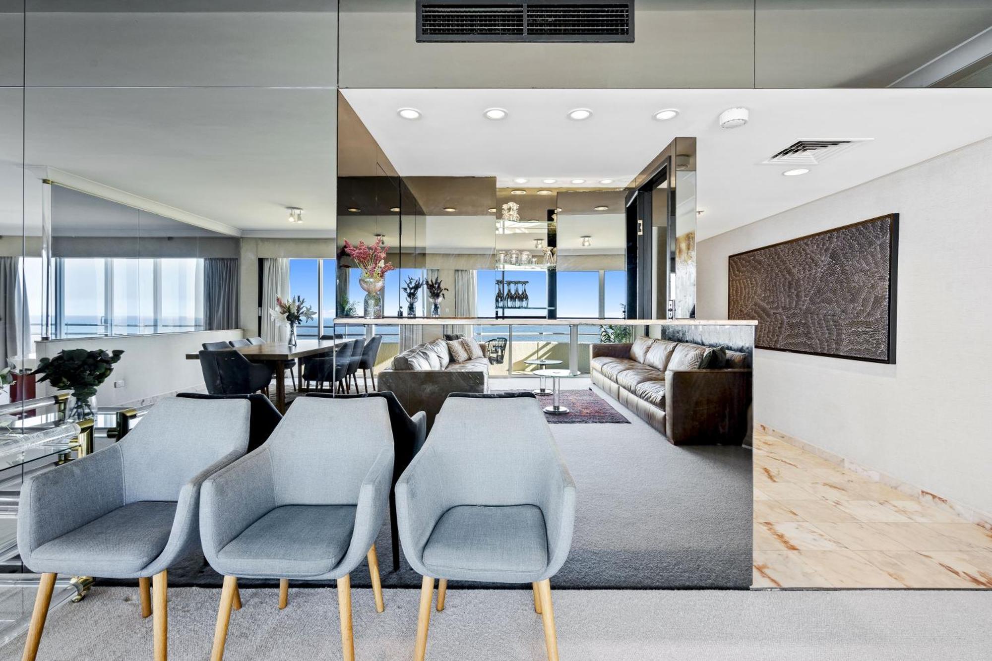 Apartment Step Back In Time In Retro Chic 3 Bedroom Penthouse At Zenith - Q Gold Coast