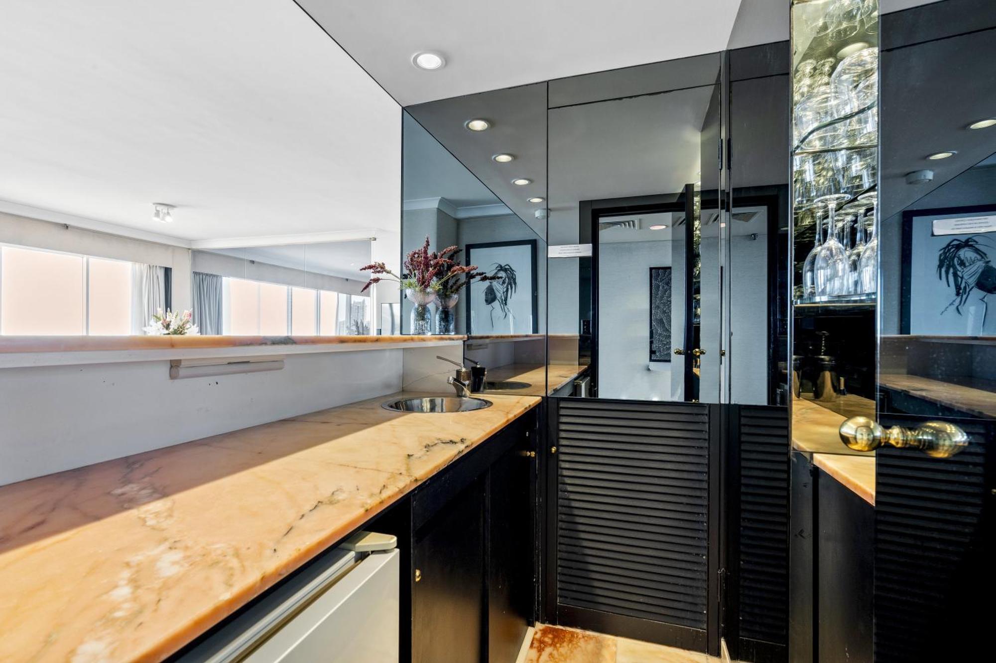 Step Back In Time In Retro Chic 3 Bedroom Penthouse At Zenith - Q