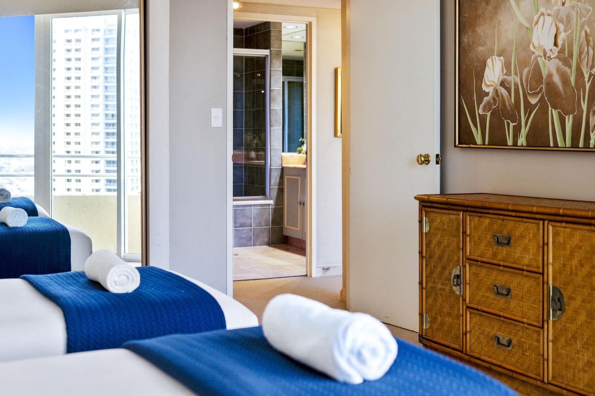 Step Back In Time In Retro Chic 3 Bedroom Penthouse At Zenith - Q Apartment *