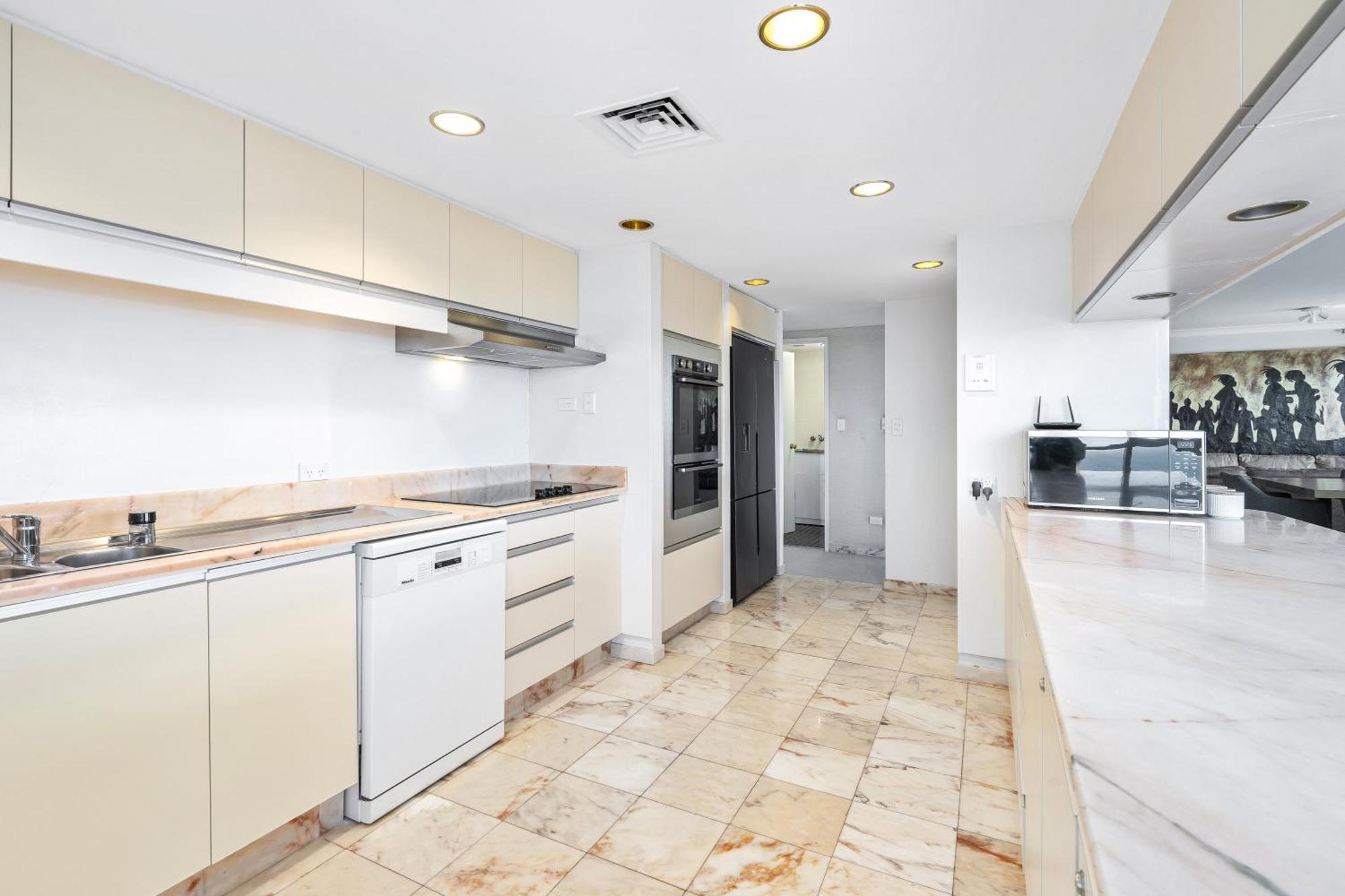 Step Back In Time In Retro Chic 3 Bedroom Penthouse At Zenith - Q Gold Coast